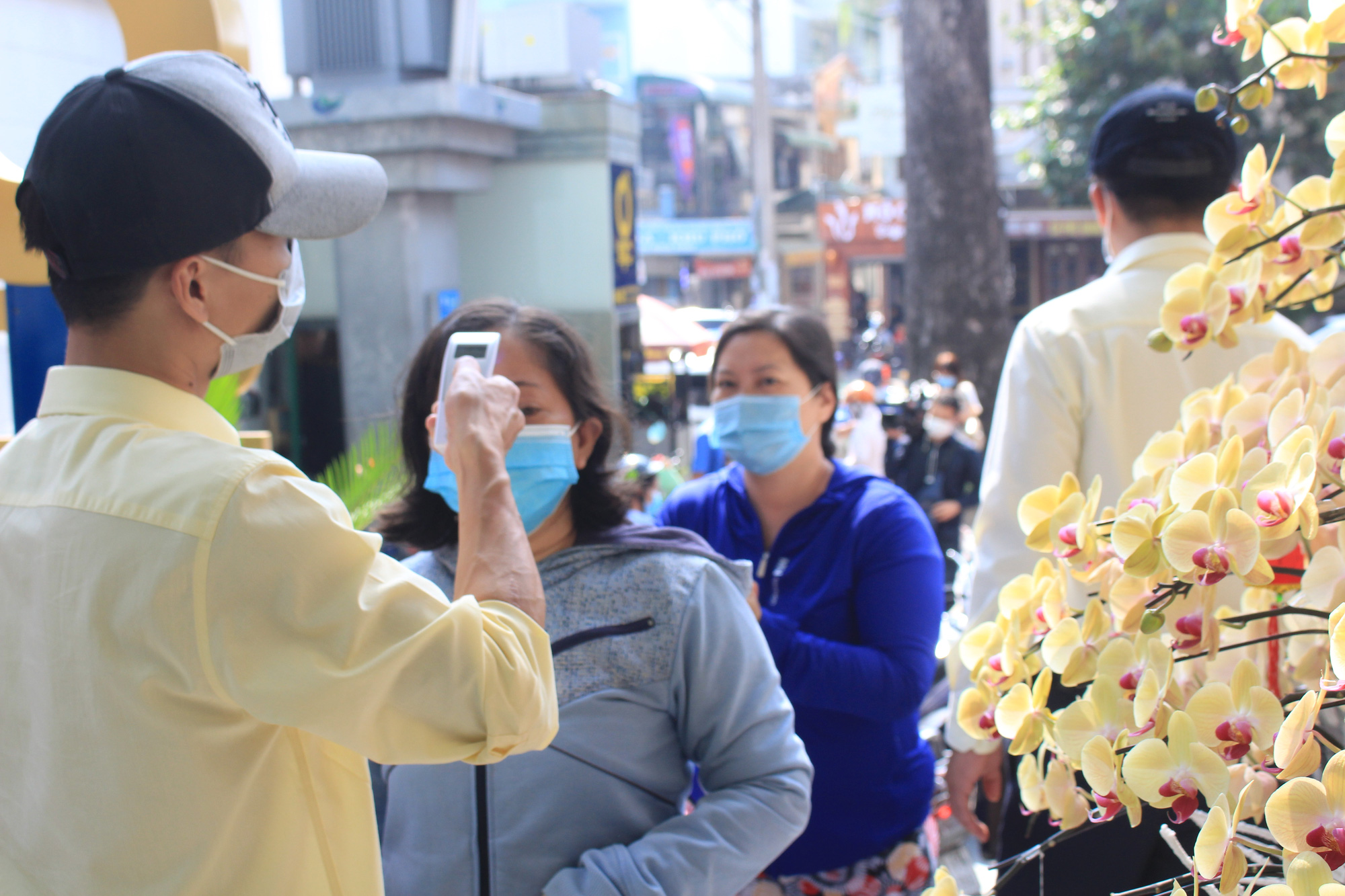 Người Sài Gòn khai báo y tế, bốc số, xếp hàng mua vàng ngày vía Thần Tài - Ảnh 3.