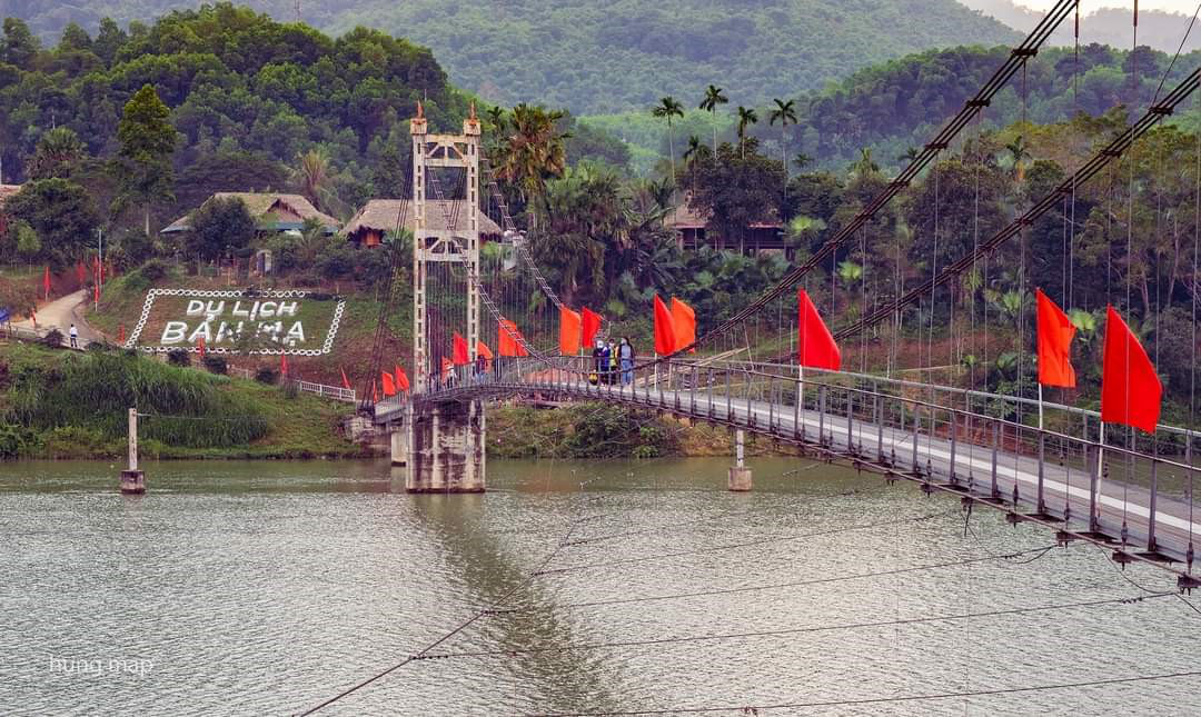 Cầu treo vào Bản Mạ