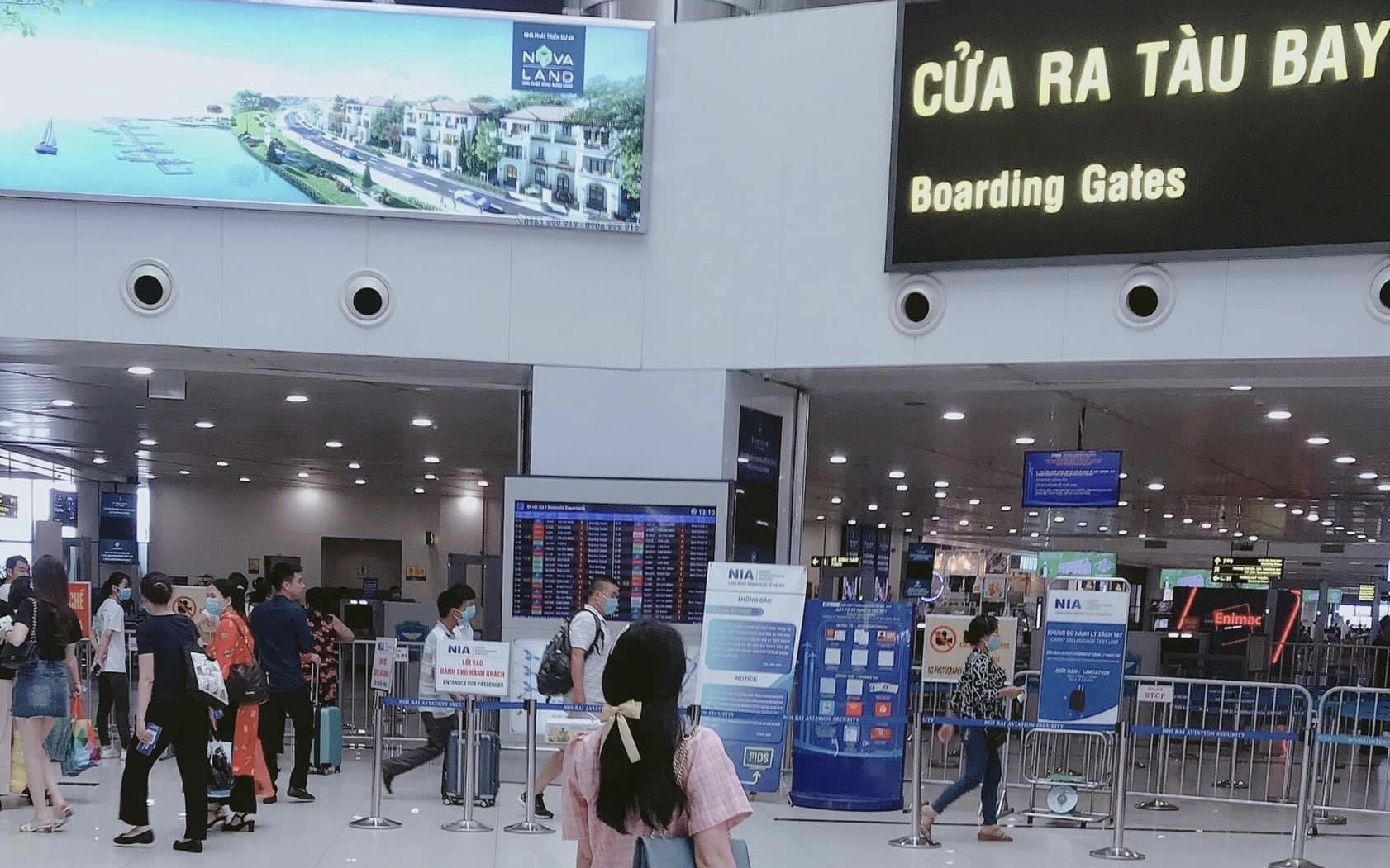 Mua vé máy bay về Tết Tân Sửu 2021: Quê nhà bị cách ly, khách hàng vẫn... phải bay