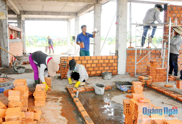 Leo giàn giáo, bẻ sắt, bê gạch, xây tường,... chuyện về những &quot;bóng hồng&quot; tay cầm bay - Ảnh 3.