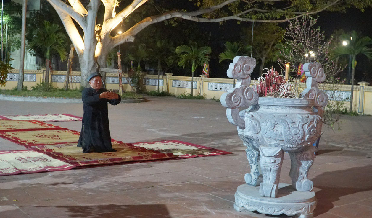 Nghi lễ &quot;linh tinh tình phộc&quot; vẫn được tổ chức lúc nửa đêm nhưng không có phần hội - Ảnh 3.