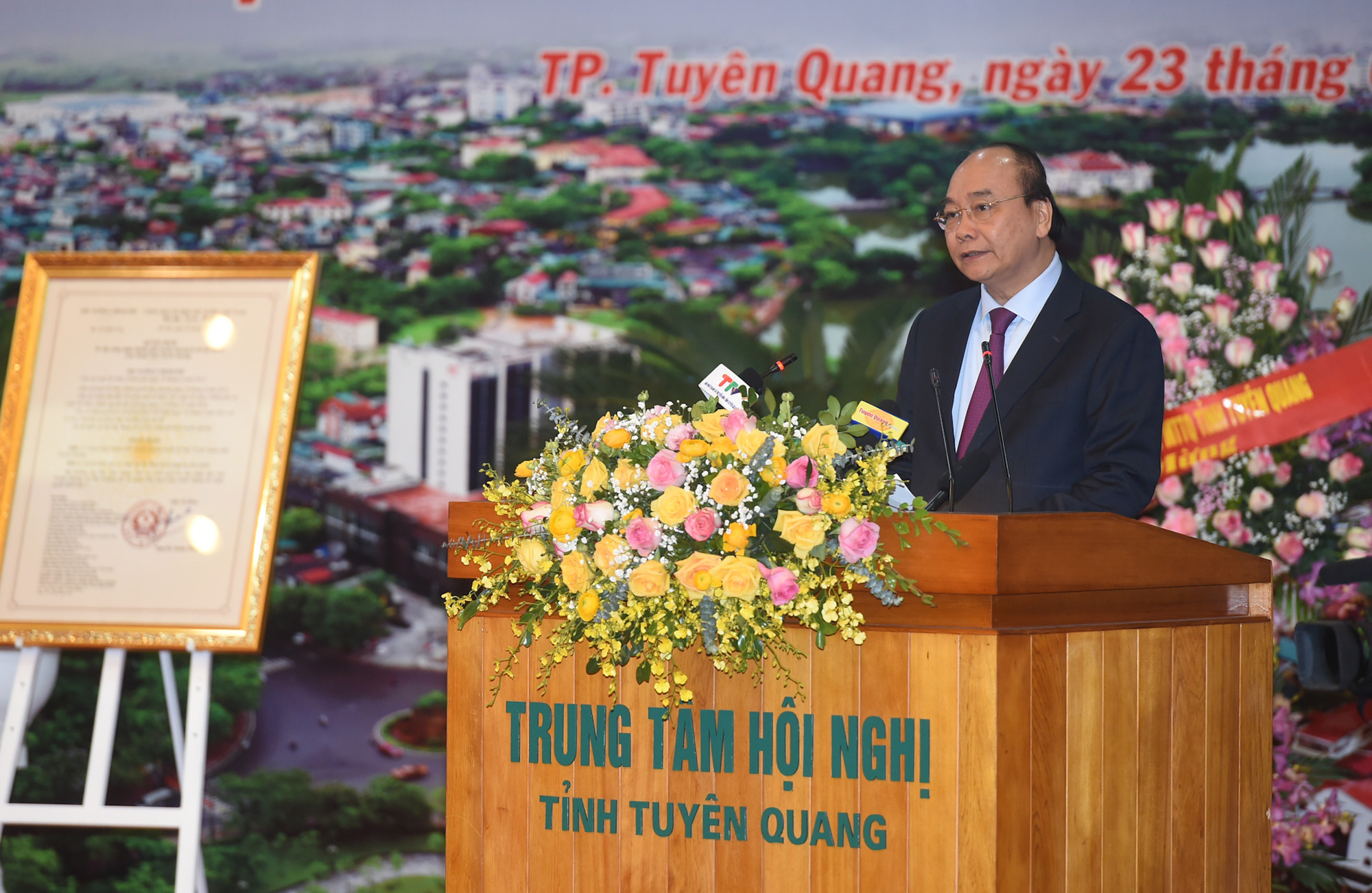 Thủ tướng trao quyết định công nhận TP Tuyên Quang là đô thị loại II - Ảnh 1.