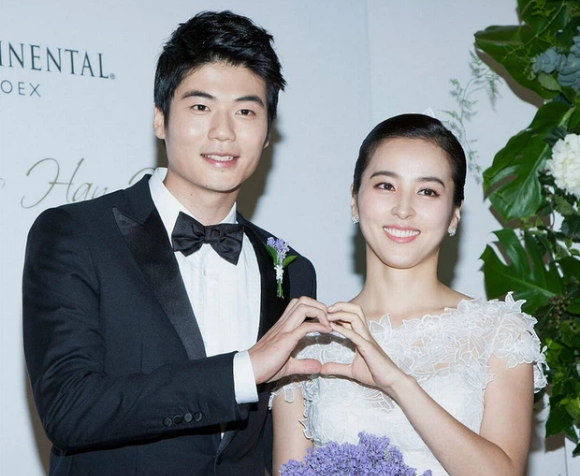 Ki Sung-yueng và vợ anh.