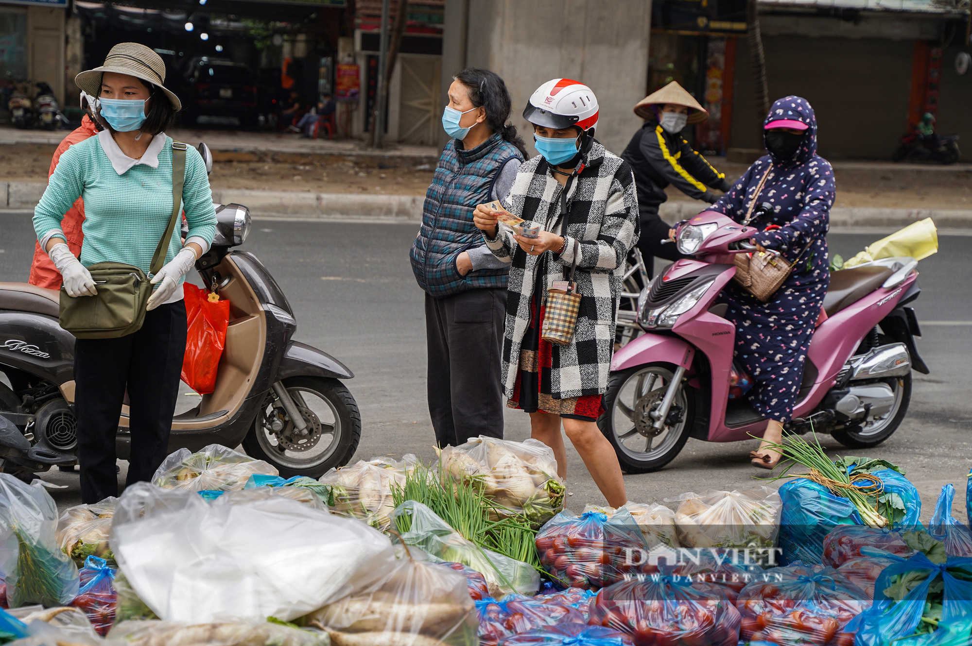 Hơn 4 tấn nông sản ở Mê Linh được giải cứu trong sáng nay - Ảnh 1.