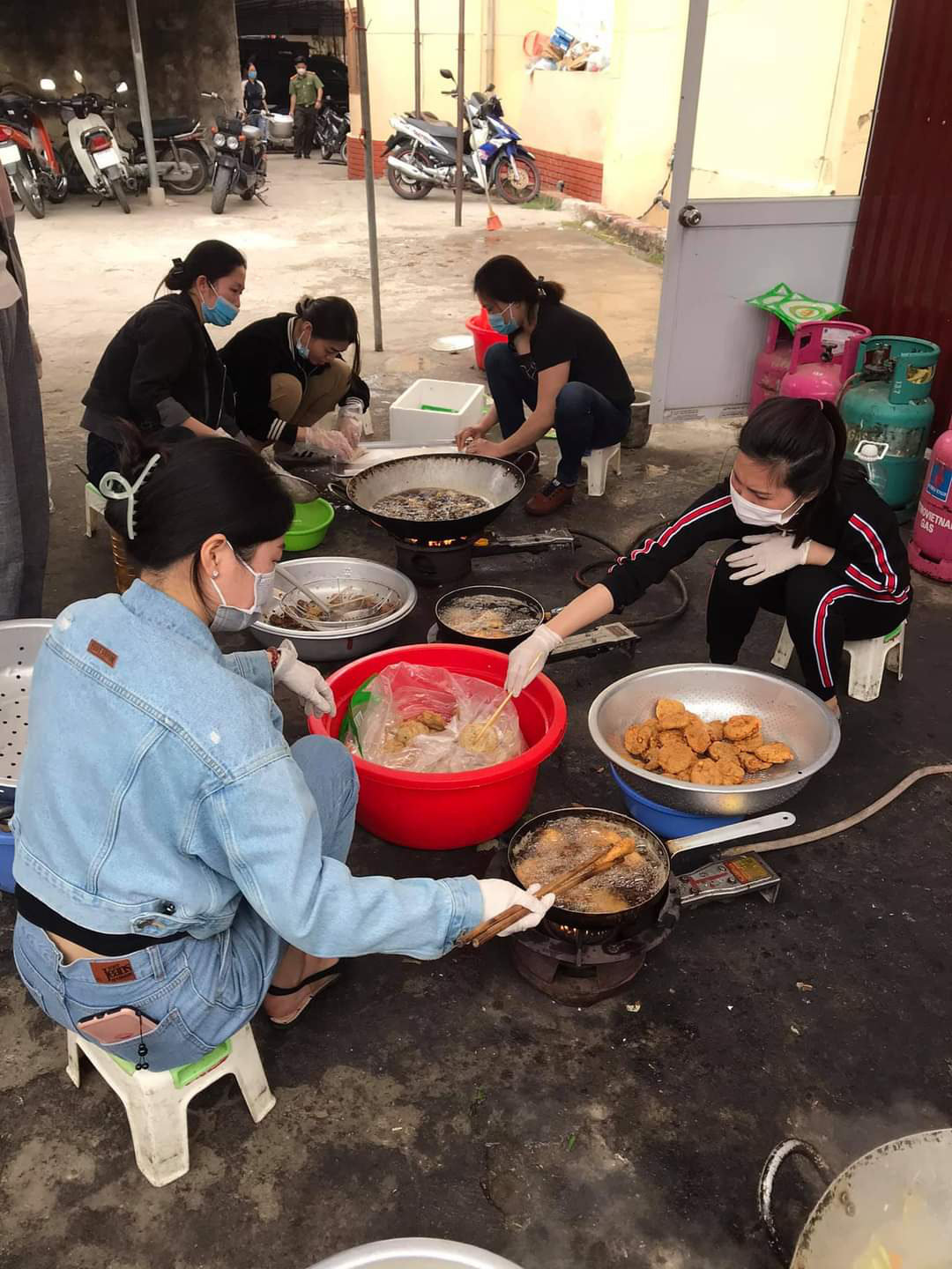 Hải Dương: Cảm động tình &quot;anh nuôi&quot; bên bếp hồng dã chiến nơi tâm dịch Covid-19 Chí Linh - Ảnh 2.