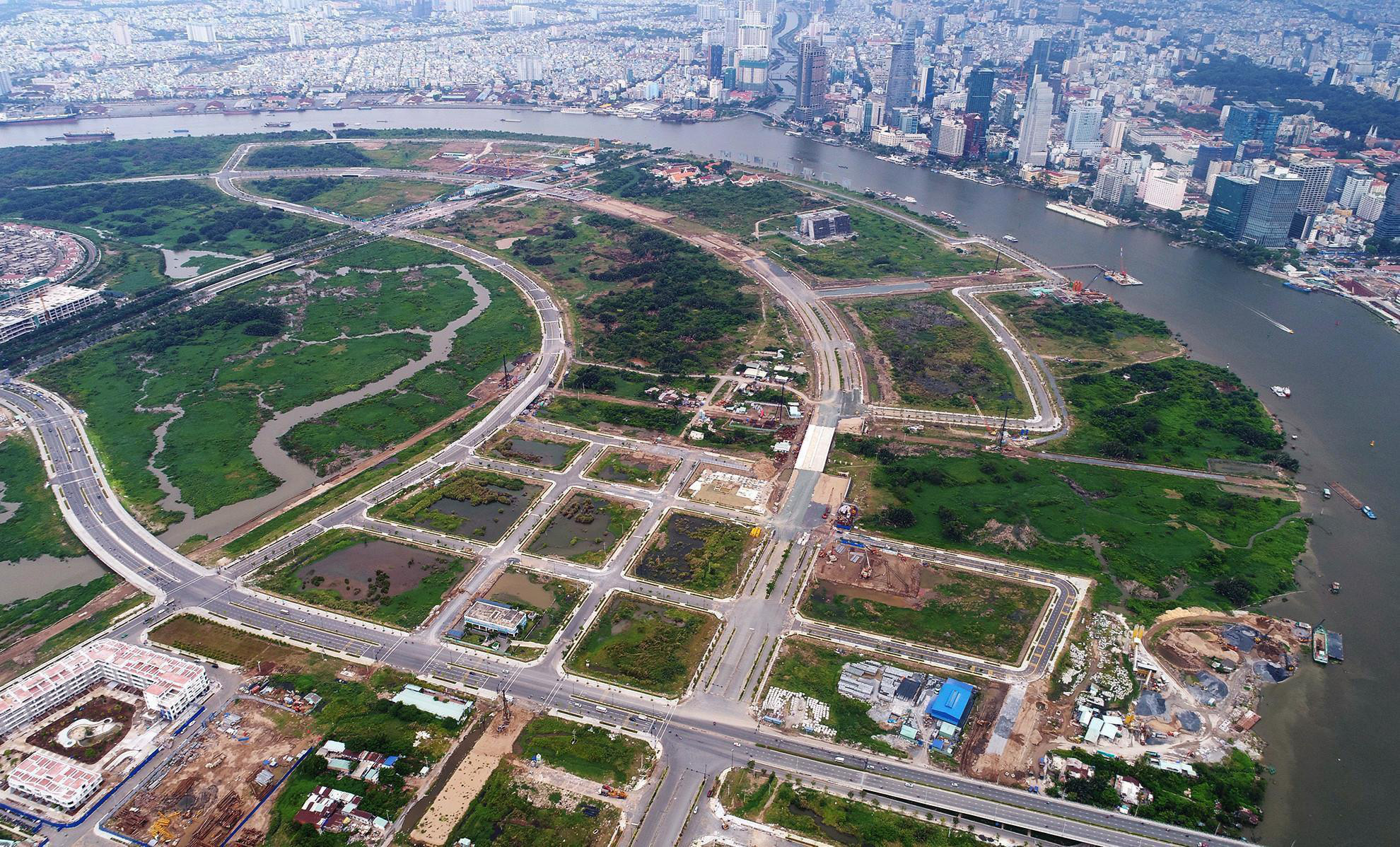 Thu hồi thêm đất hai bên đường làm dự án để bán đấu giá: Chính quyền TP.HCM đi &quot;buôn đất&quot;? - Ảnh 1.