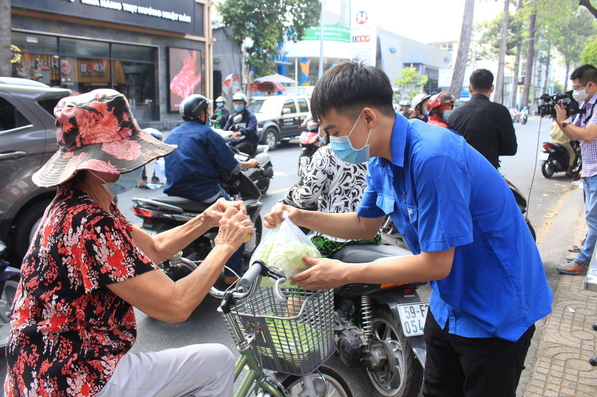 Ảnh: Cảm động người dân TP.HCM ùn ùn giải cứu rau củ Hải Dương, bưởi đặc sản hỗ trợ nông dân - Ảnh 7.