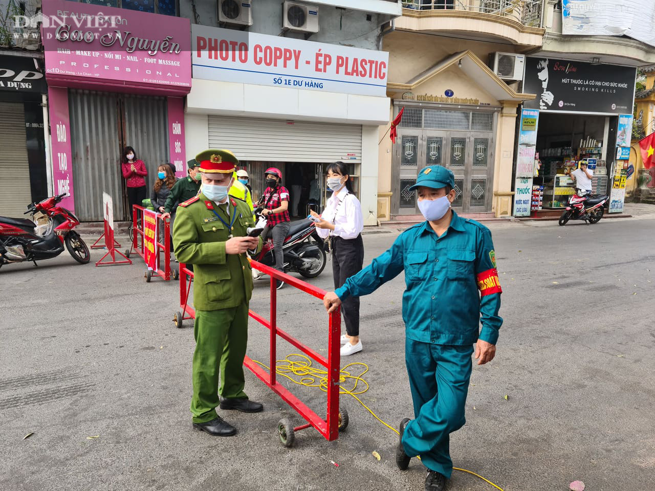 Dịch Covid-19 ở Hải Phòng: Giãn cách xã hội ở phường Dư Hàng, người dân muốn ra ngoài phải có thẻ lưu thông - Ảnh 4.