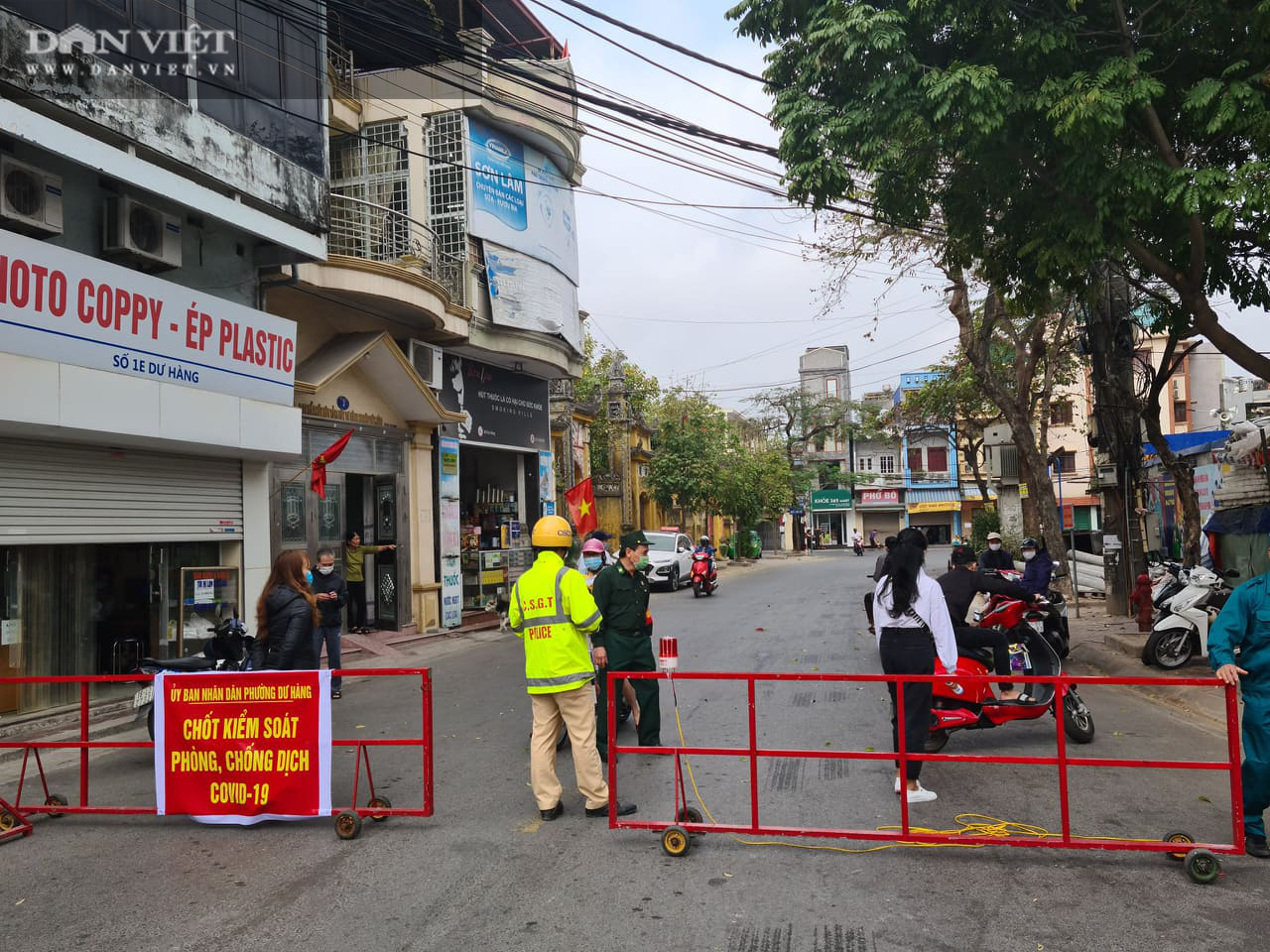 Dịch Covid-19 ở Hải Phòng: Giãn cách xã hội ở phường Dư Hàng, người dân muốn ra ngoài phải có thẻ lưu thông - Ảnh 5.