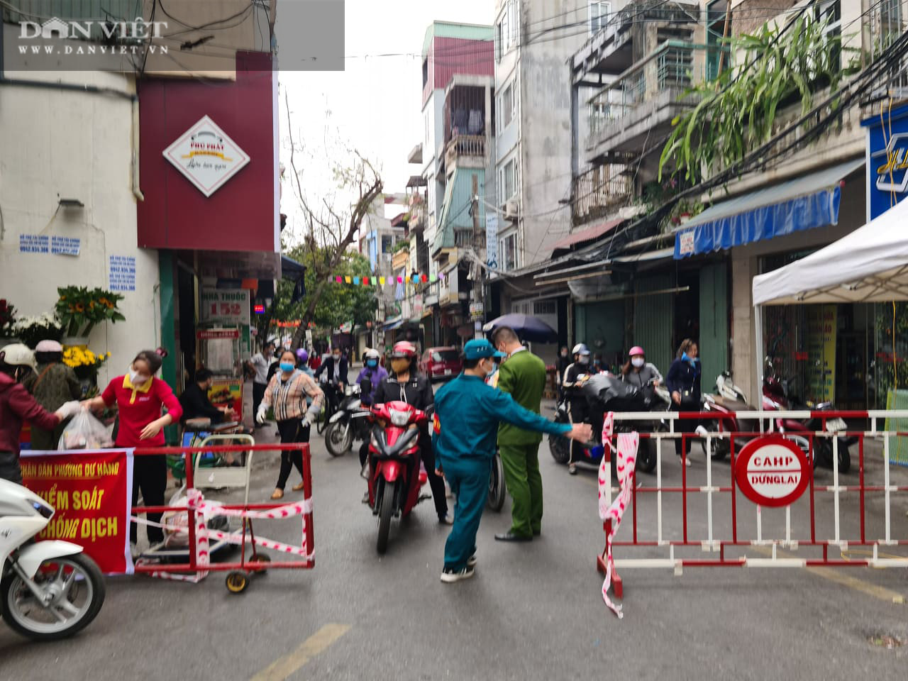 Dịch Covid-19 ở Hải Phòng: Giãn cách xã hội ở phường Dư Hàng, người dân muốn ra ngoài phải có thẻ lưu thông - Ảnh 3.