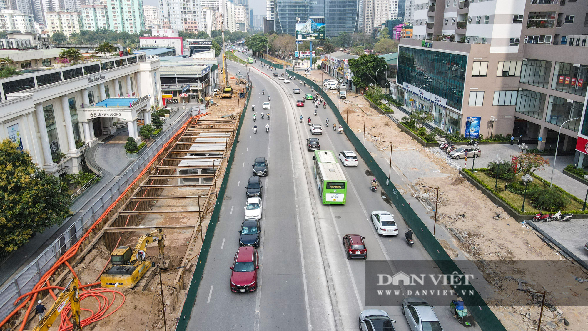 Gấp rút thi công cống ngầm để tiến hành đào hầm chui Lê Văn Lương - Ảnh 2.