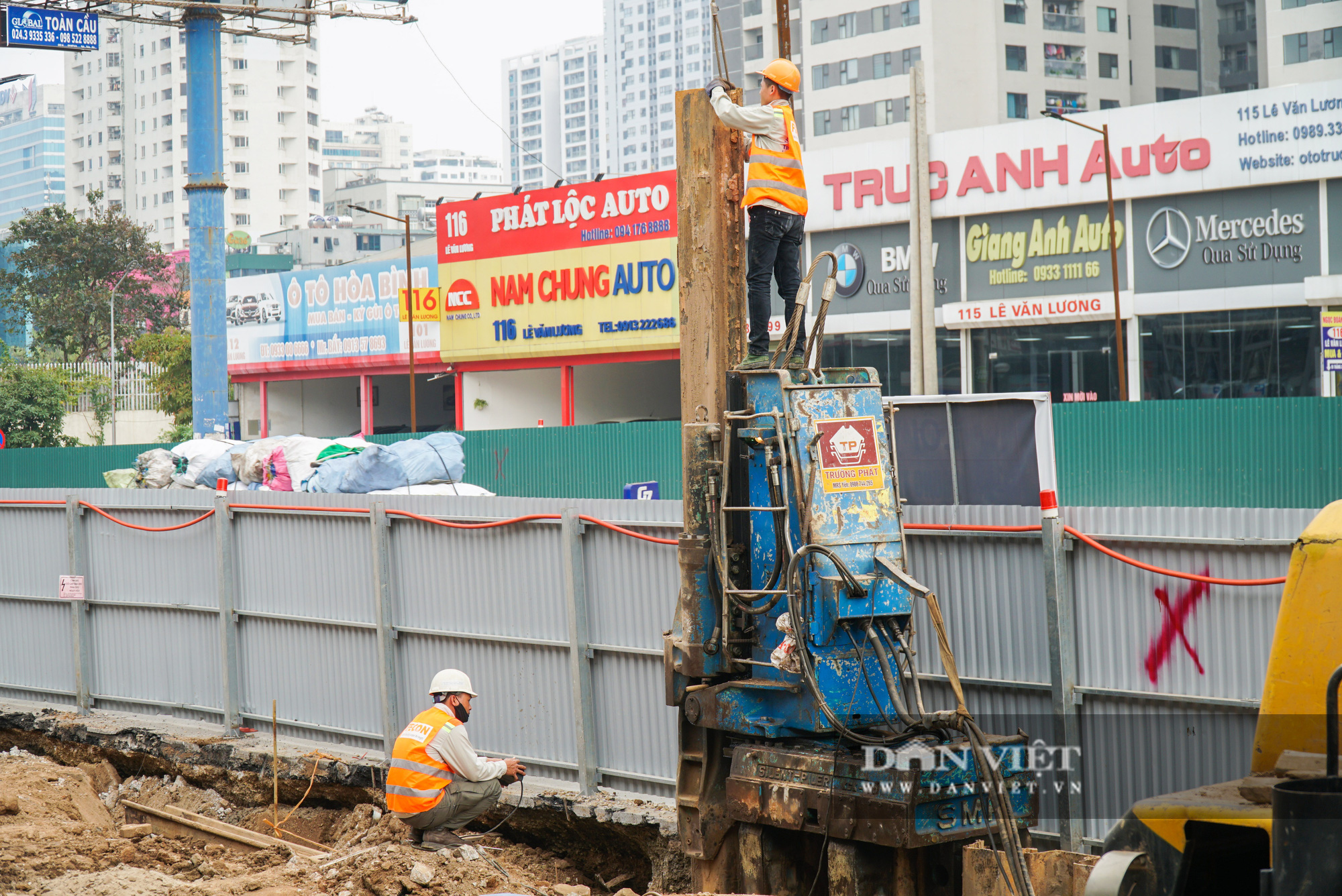 Gấp rút thi công cống ngầm để tiến hành đào hầm chui Lê Văn Lương - Ảnh 8.