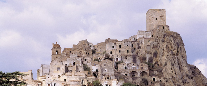 Italia tái sinh các thị trấn, làng “ma” thành điểm đến du lịch độc lạ - Ảnh 1.