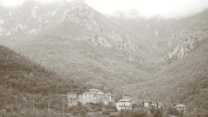 Italia tái sinh các thị trấn, làng “ma” thành điểm đến du lịch độc lạ - Ảnh 8.