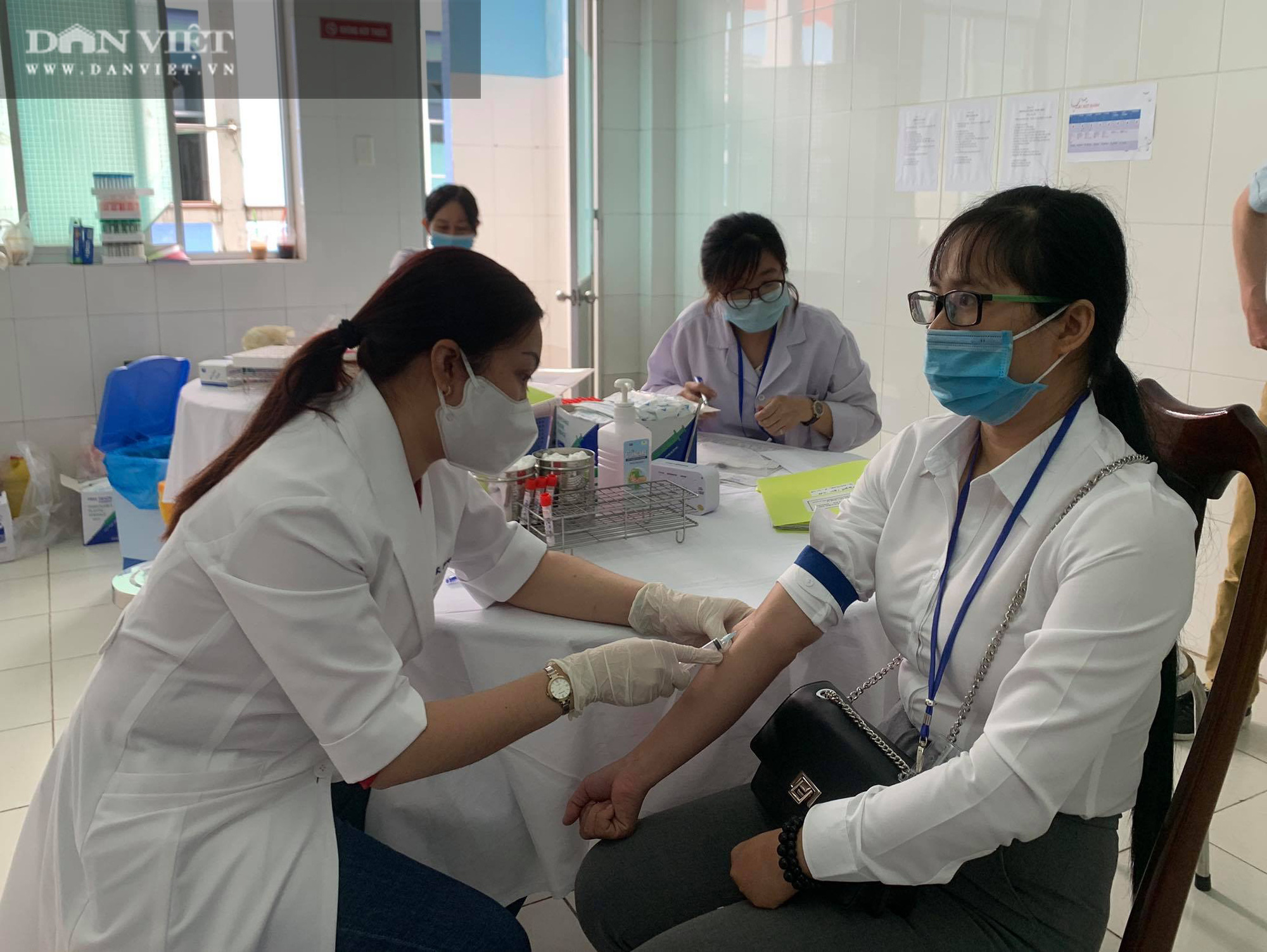 Long An: Ba người trong gia đình cùng tiêm thử nghiệm vaccine Nanocovax - Ảnh 1.