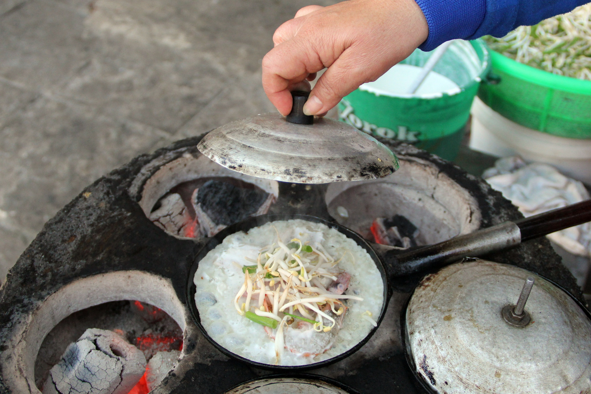 Đến Phú Yên nếm thử món bánh xèo hải sản với tôm, mực &quot;độc, lạ&quot; - Ảnh 7.