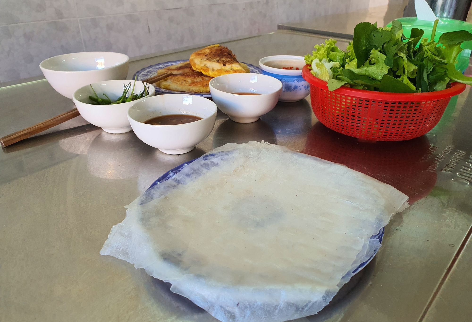 Đến Phú Yên nếm thử món bánh xèo hải sản với tôm, mực &quot;độc, lạ&quot; - Ảnh 14.