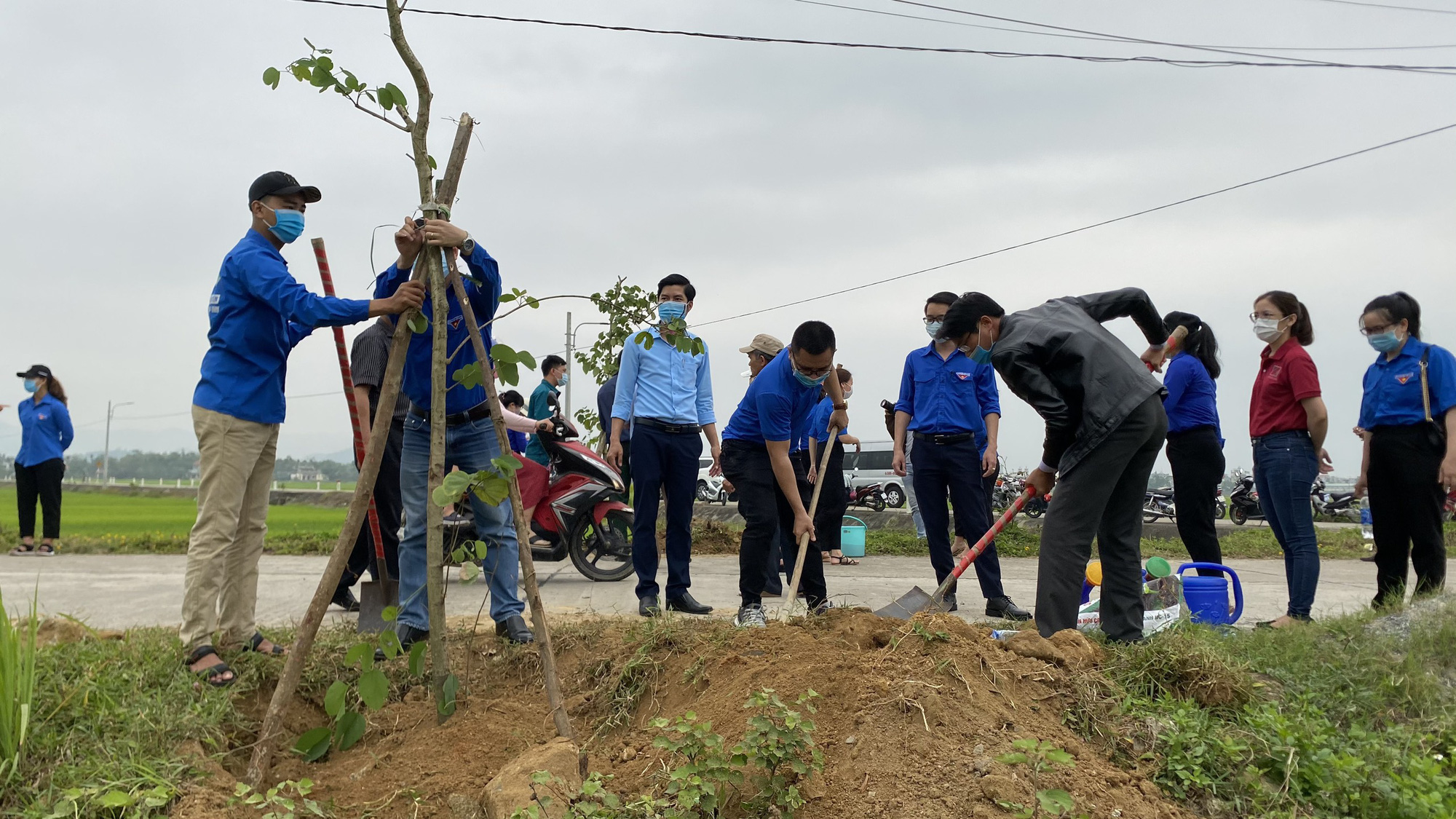 Agribank miền Trung hưởng ứng phong trào &quot;Tết trồng cây đời đời nhớ ơn Bác Hồ” năm 2021 - Ảnh 3.