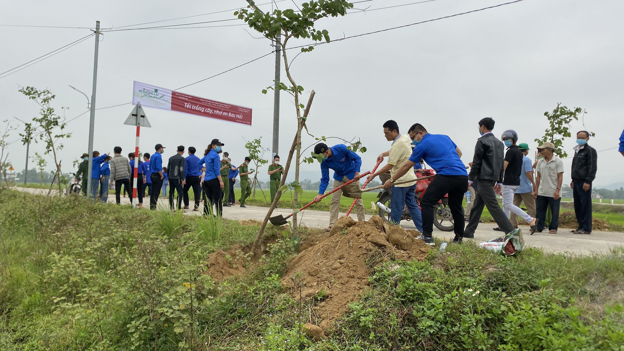 Agribank miền Trung hưởng ứng phong trào &quot;Tết trồng cây đời đời nhớ ơn Bác Hồ” năm 2021 - Ảnh 7.