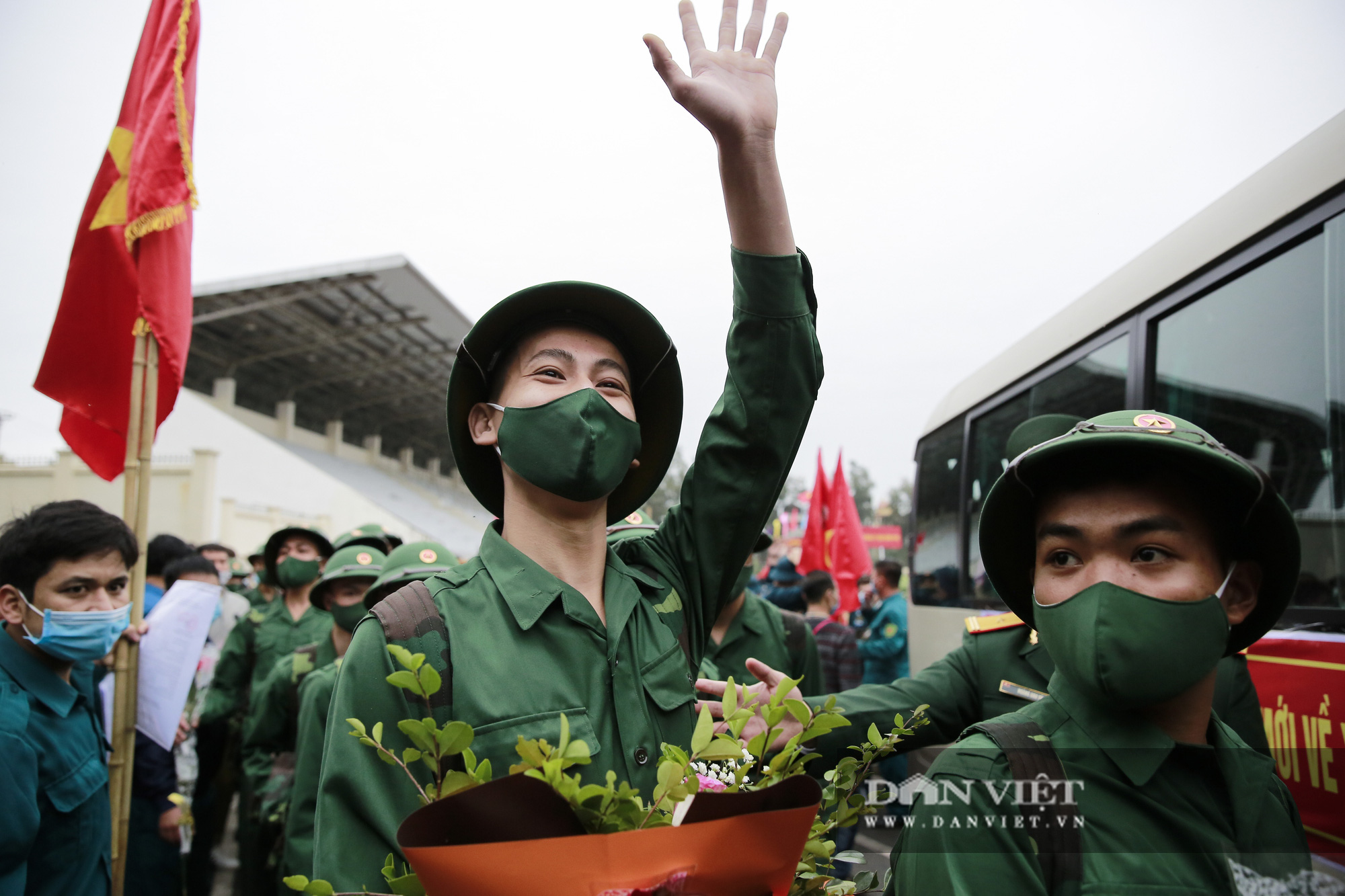 Khoảnh khắc xúc động ngày thanh niên Hà Nội lên đường thực hiện nghĩa vụ quân sự - Ảnh 4.