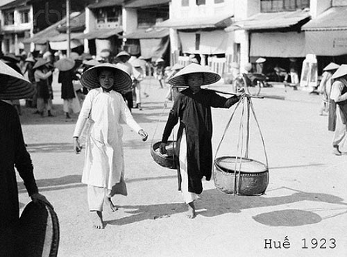 Thế giới lưu giữ ảnh “độc” về phụ nữ Việt với áo dài, nón lá - Ảnh 1.