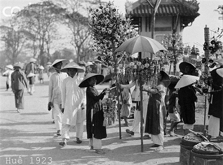 Thế giới lưu giữ ảnh “độc” về phụ nữ Việt với áo dài, nón lá - Ảnh 2.