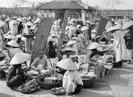 Thế giới lưu giữ ảnh “độc” về phụ nữ Việt với áo dài, nón lá - Ảnh 3.