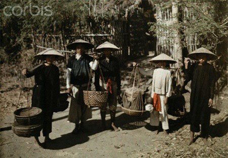 Thế giới lưu giữ ảnh “độc” về phụ nữ Việt với áo dài, nón lá - Ảnh 4.