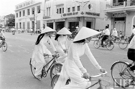 Thế giới lưu giữ ảnh “độc” về phụ nữ Việt với áo dài, nón lá - Ảnh 6.