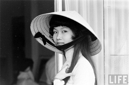 Thế giới lưu giữ ảnh “độc” về phụ nữ Việt với áo dài, nón lá - Ảnh 7.