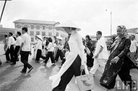 Thế giới lưu giữ ảnh “độc” về phụ nữ Việt với áo dài, nón lá - Ảnh 8.