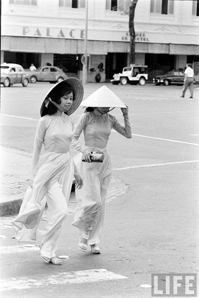 Thế giới lưu giữ ảnh “độc” về phụ nữ Việt với áo dài, nón lá - Ảnh 9.