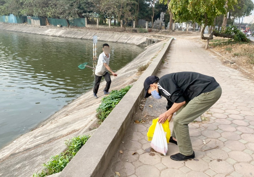 Ngỡ ngàng: Cá cúng ông Công ông Táo vừa thả xuống hồ đã bị đội quân dùng lưới vây bắt bán cho thương buôn  - Ảnh 1.