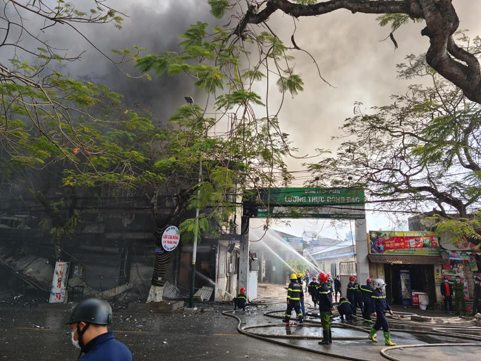 NÓNG: Cháy cực lớn tại quán karaoke ở đường Trần Phú, Hải Phòng - Ảnh 2.