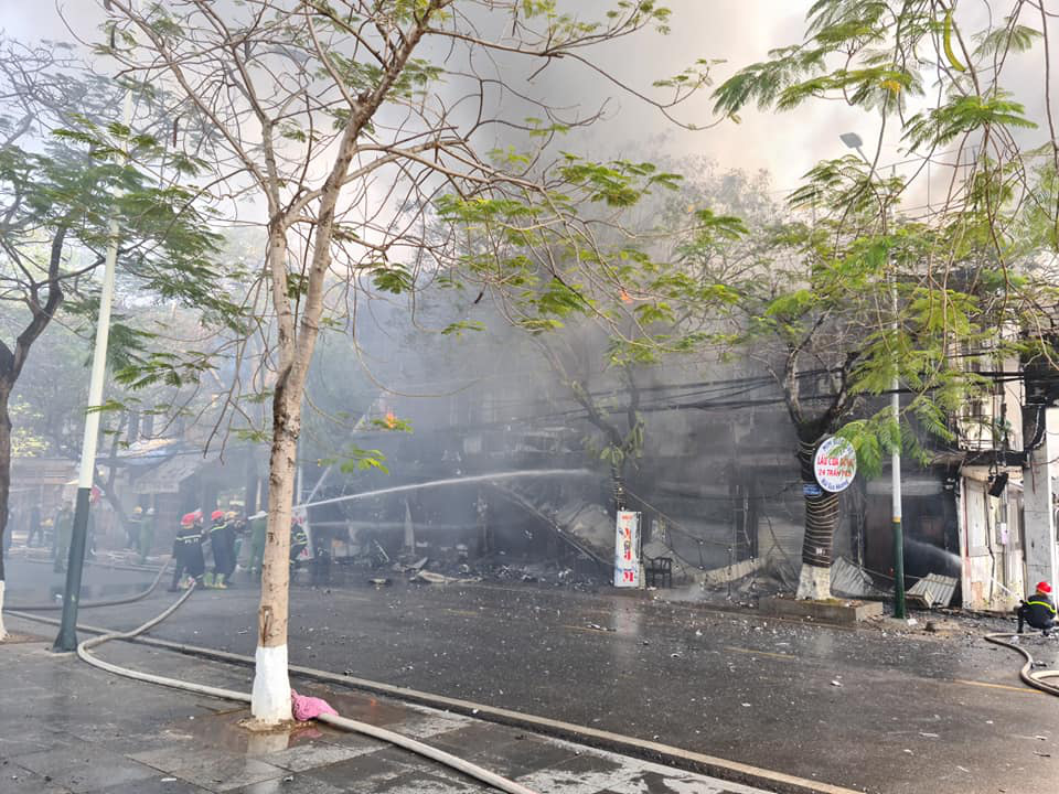 NÓNG: Cháy cực lớn tại quán karaoke ở đường Trần Phú, Hải Phòng - Ảnh 3.