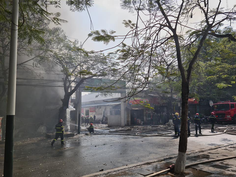 NÓNG: Cháy cực lớn tại quán karaoke ở đường Trần Phú, Hải Phòng - Ảnh 8.