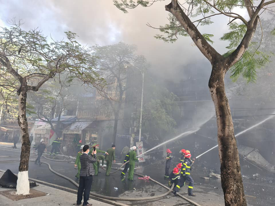 Hải Phòng: Khống chế hoàn toàn đám cháy tại số nhà 24 phố Trần Phú, không có thiệt hại về người - Ảnh 1.