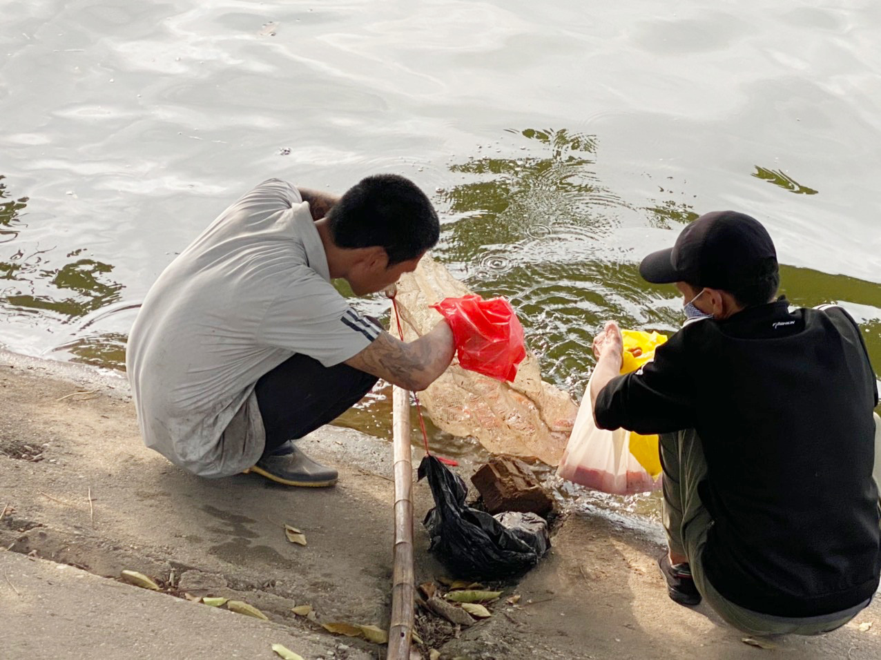 Ngỡ ngàng cá cúng ông Công ông Táo vừa thả xuống hồ đã bị đội quân dùng lưới vây bắt bán cho thương buôn  - Ảnh 4.