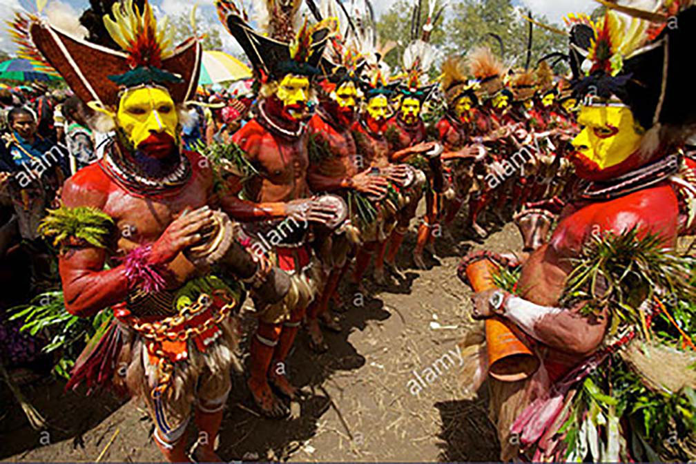 Kỳ lạ bộ tộc Huli ở Papua New Guinea, đàn ông thích làm đẹp và đeo trang sức - Ảnh 3.