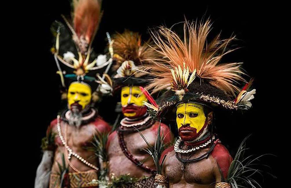 Kỳ lạ bộ tộc Huli ở Papua New Guinea, đàn ông thích làm đẹp và đeo trang sức - Ảnh 1.