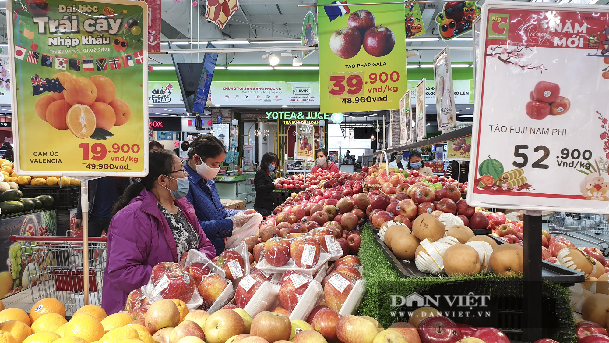 Bất chấp dịch Covid-19, siêu thị vẫn đông nghịt người mua sắm Tết  - Ảnh 11.