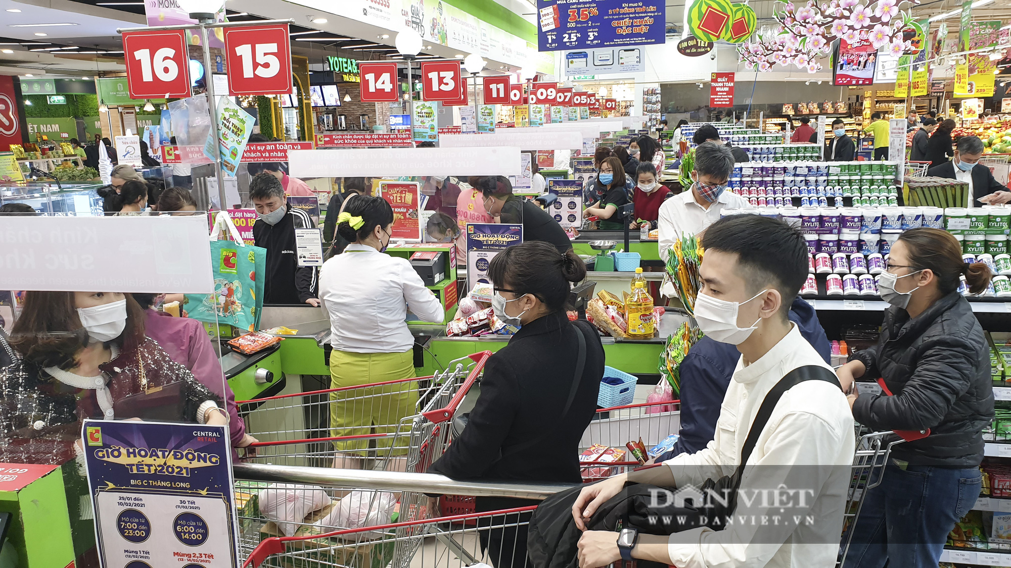 Bất chấp dịch Covid-19, siêu thị vẫn đông nghịt người mua sắm Tết  - Ảnh 12.