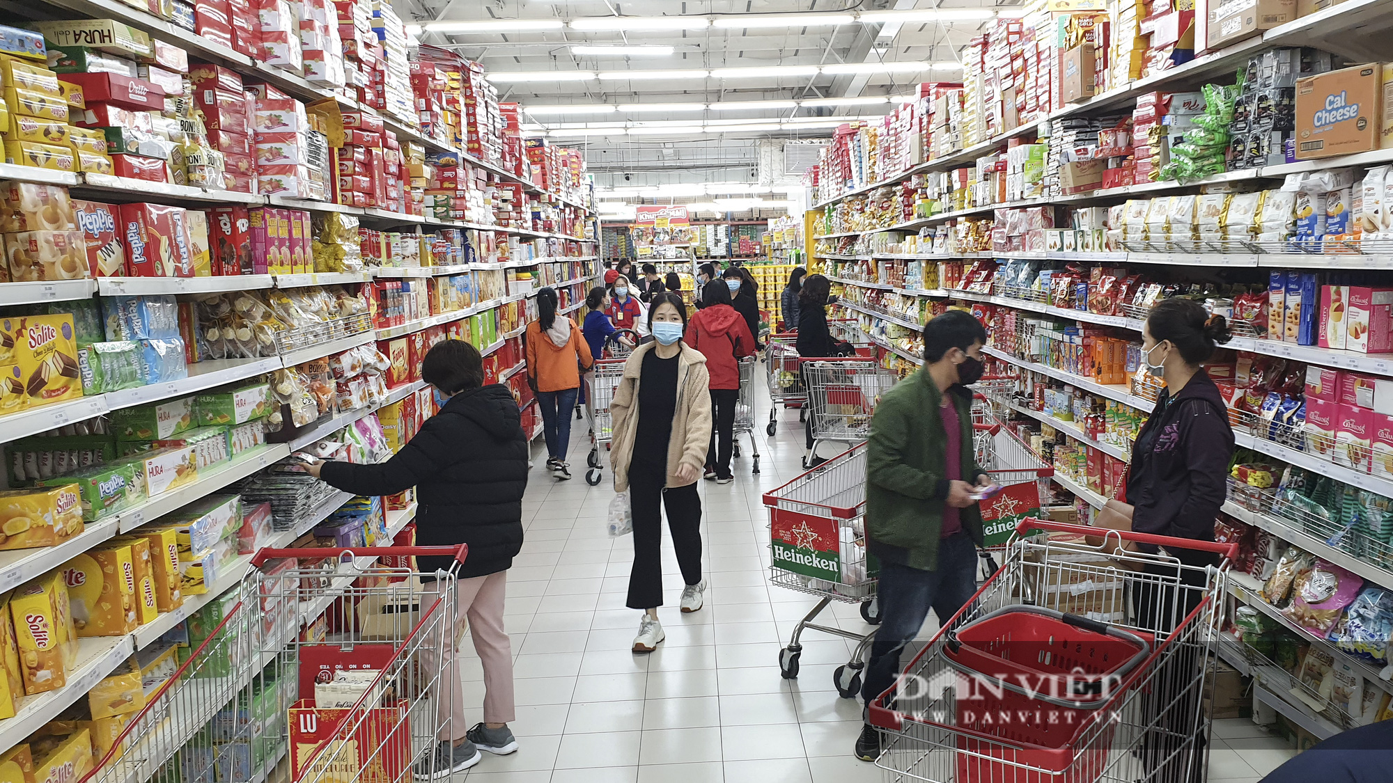 Bất chấp dịch Covid-19, siêu thị vẫn đông nghịt người mua sắm Tết  - Ảnh 6.