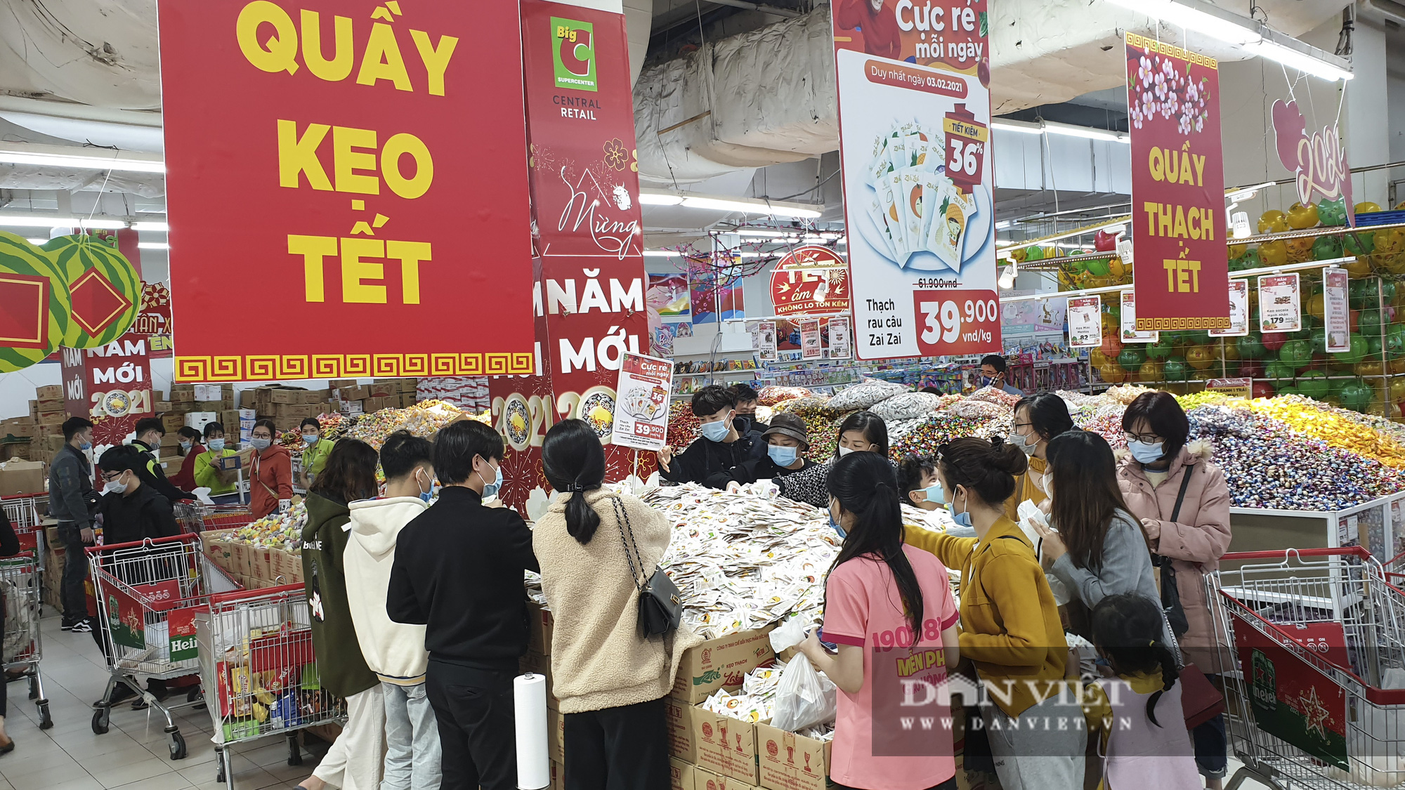 Bất chấp dịch Covid-19, siêu thị vẫn đông nghịt người mua sắm Tết  - Ảnh 7.