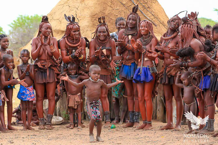 Lạ kỳ bộ lạc Himba với những phụ nữ chỉ tắm nước một lần trước khi cưới - Ảnh 1.