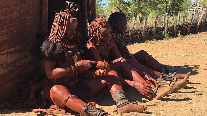 Lạ kỳ bộ lạc Himba với những phụ nữ chỉ tắm nước một lần trước khi cưới - Ảnh 2.