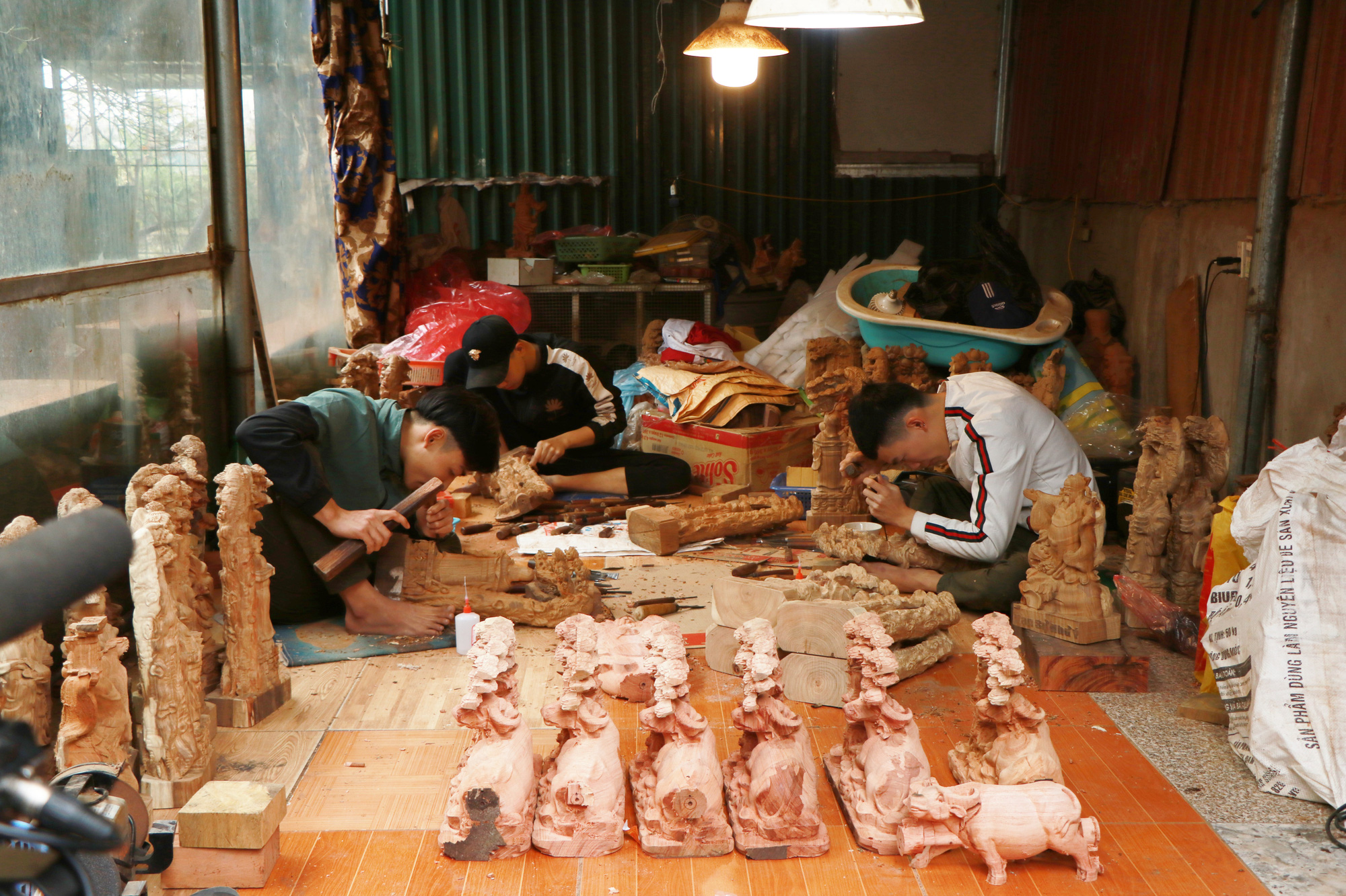 Trâu gỗ tiền triệu đón Tết Tân Sửu 2021 đắt khách dịp cuối năm, thợ đục đẽo làm việc suốt ngày đêm - Ảnh 1.