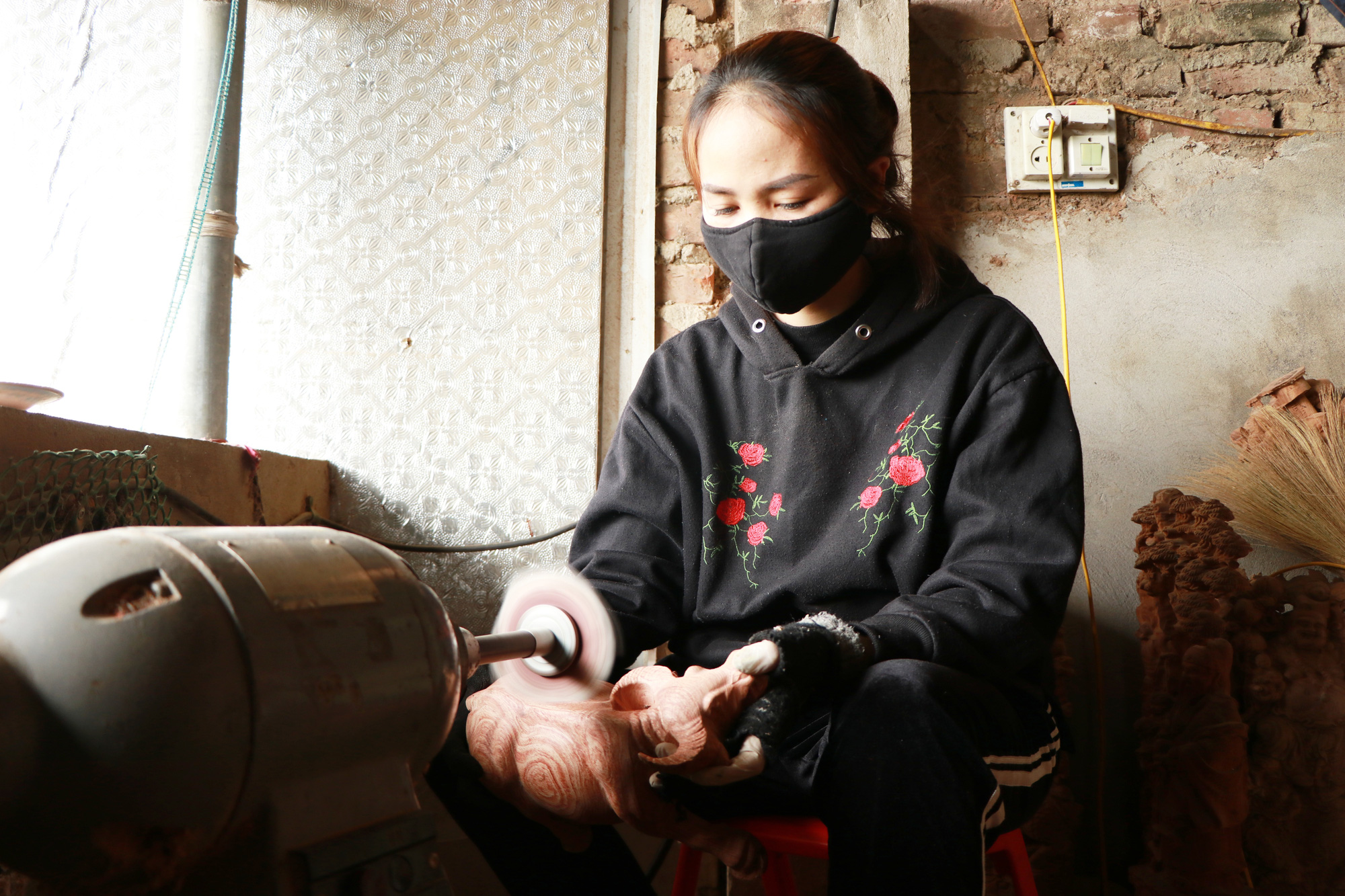 Trâu gỗ tiền triệu đón Tết Tân Sửu 2021 đắt khách dịp cuối năm, thợ đục đẽo làm việc suốt ngày đêm - Ảnh 5.