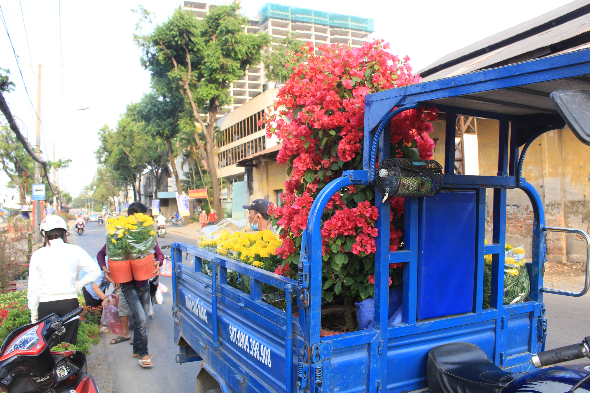 ẢNH: Ghe hoa cập bến Bình Đông, chợ Tết “trên bến dưới thuyền” ngập tràn sắc xuân - Ảnh 12.