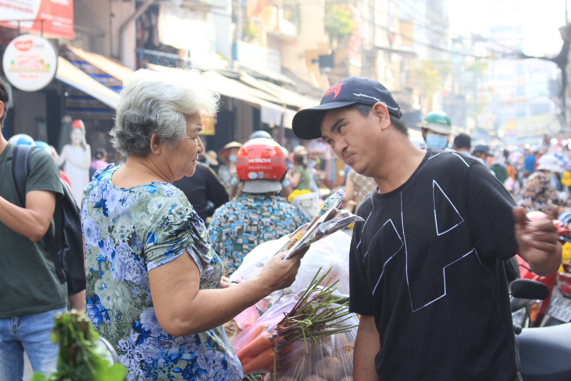 TP.HCM: Bán cả nghìn viên bánh trôi cúng đưa ông Táo trong tích tắc, vàng mã vắng khách - Ảnh 3.